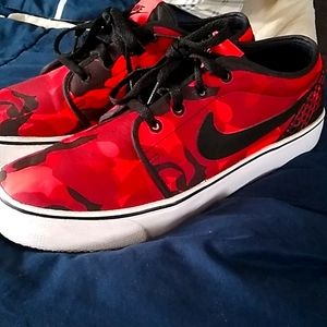 🚨🚨SOLD Nike Toki Red Camo
